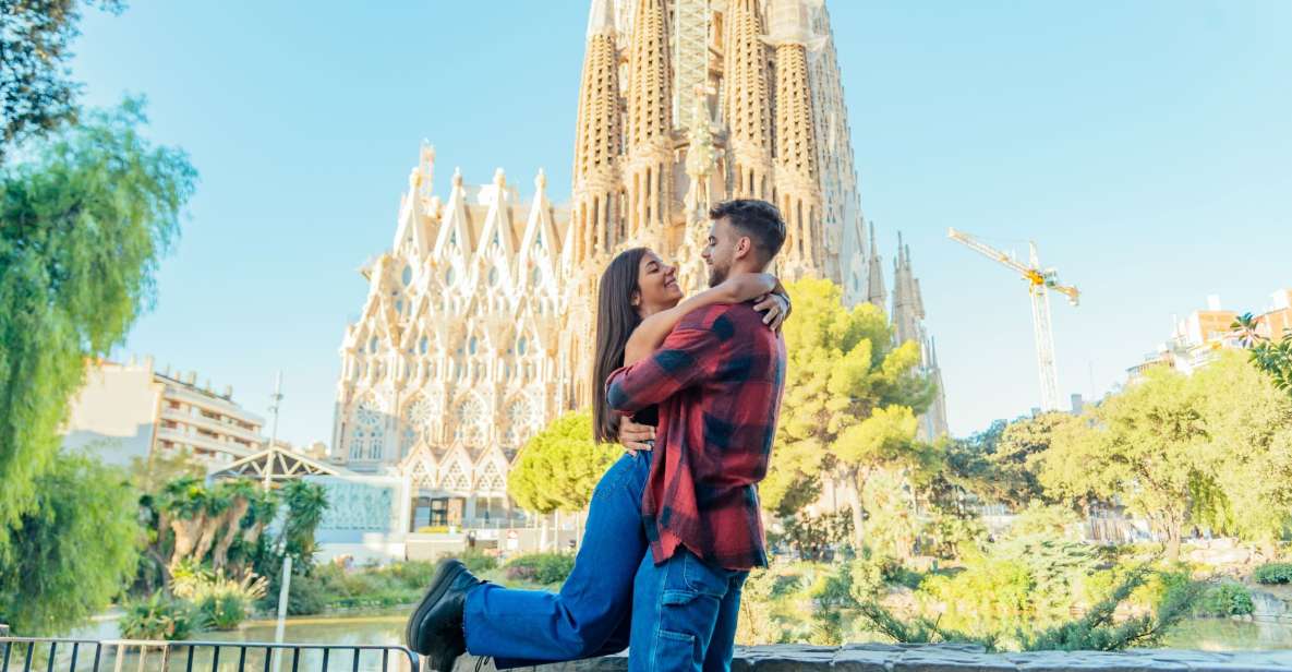 Barcelona: Professional Photoshoot Outside Sagrada Familia