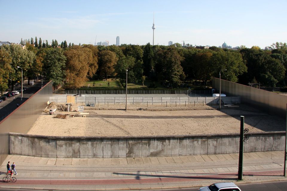 Berlin: Berlin Wall and the Cold War Walking Tour - Tour Overview