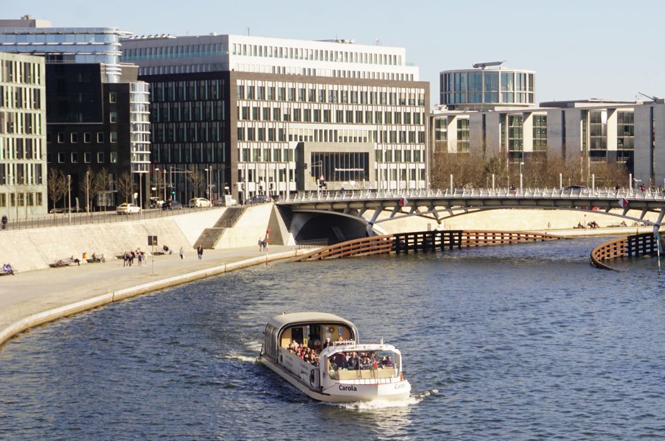 Berlin: Boat Tour With Tour Guide