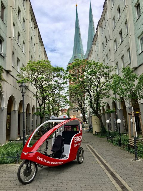 Berlin: City Tour and Sightseeing in E-Rickshaw