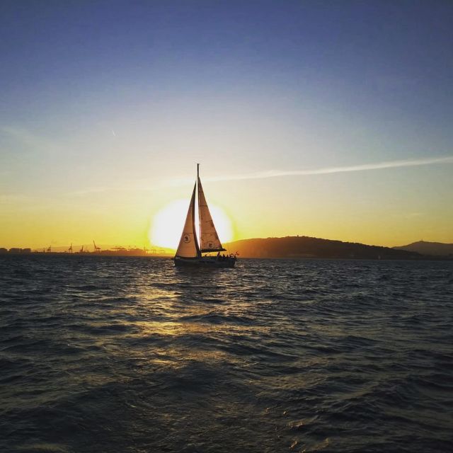 Brighton: Sunset Sailing Cruise With a Glass of Wine