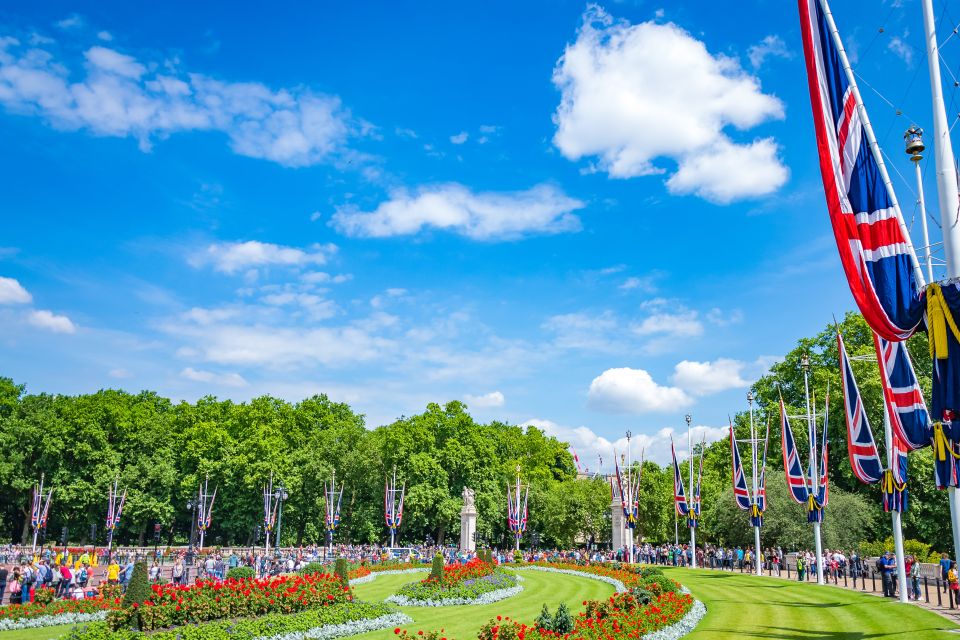 Buckingham Palace Exterior and Royal History Private Tour