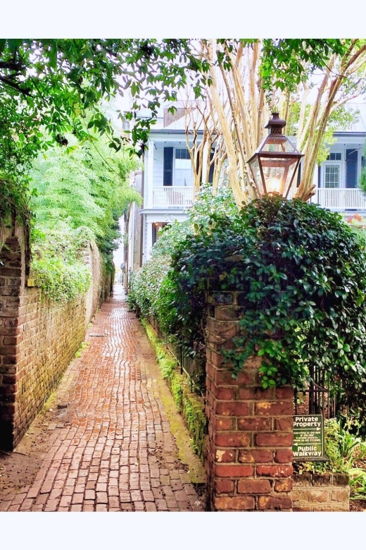 Charleston: Hidden Alleyways Walking Tour With Museum Ticket