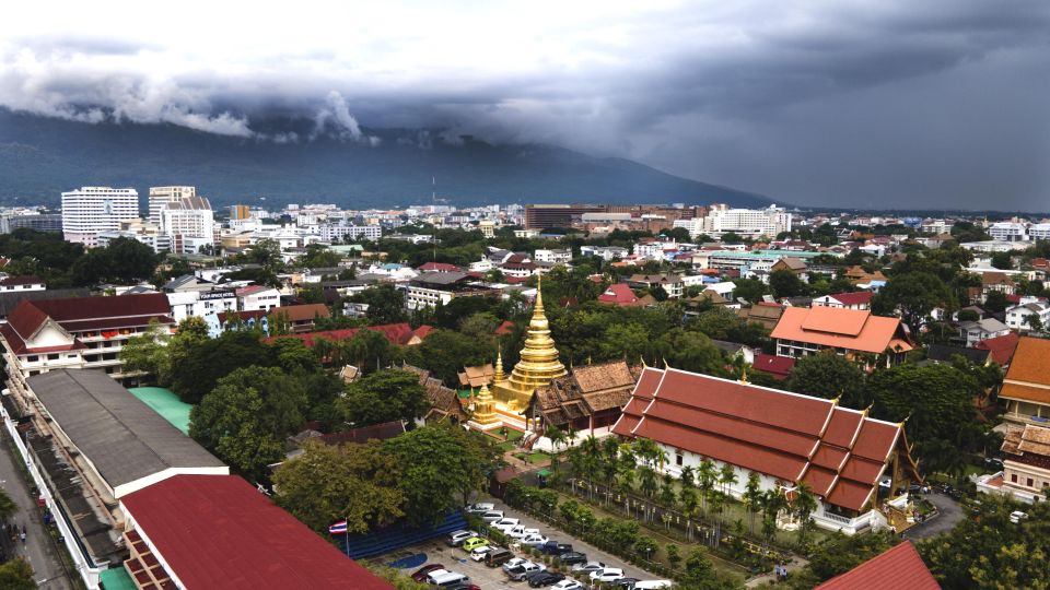 Chiang Mai: Guided Historical City Tour by Bike With Lunch