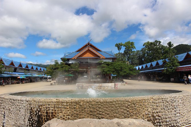 Chiangrai Oneday From Chiangmai!! White Temple+Black+Blue + (Longneck Village)