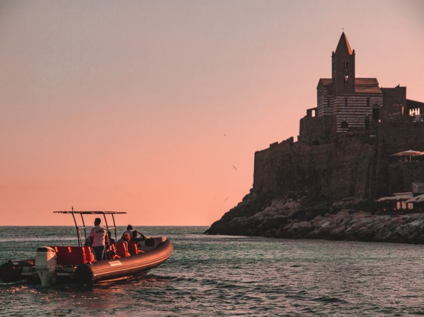 Cinque Terre: Sunset Boat Tour With Appetizers & Drinks