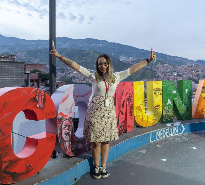 Comuna 13: Graffiti Tour With Tasting, Live Show, & Gallery - Overview of Comuna 13 Tour