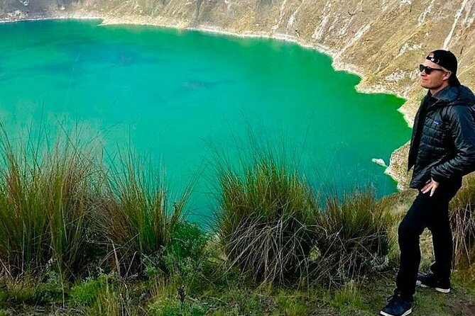 Daydream in Quilotoa: Lagunas Enchanting Embrace Awaits