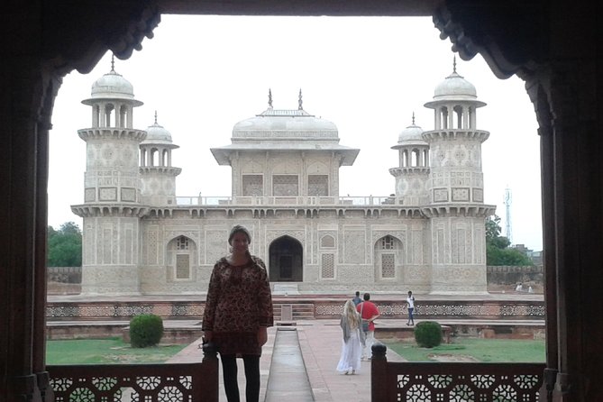 Delhi to Agra and Taj Mahal Private Day Trip by Express Train With Lunch