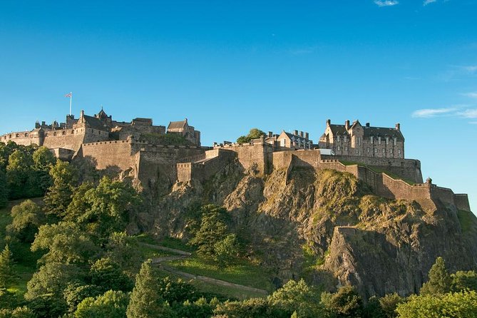 Edinburgh Rail Trip From London With Castle Entry and Hop-On Hop-Off Bus