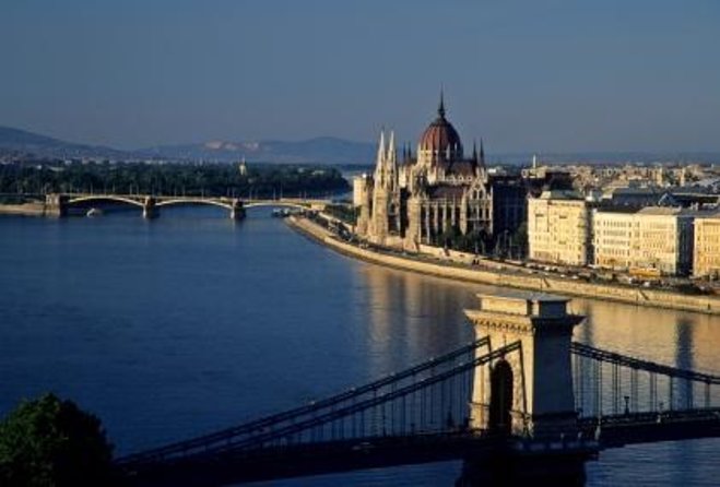 Evening Cruise on the Danube With Optional Drinks