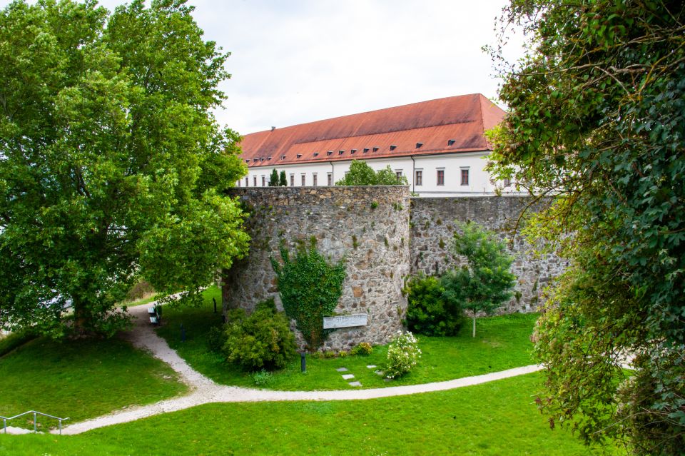 Family Tour of Linz’s Old Town, Pöstlingberg and Grottenbahn