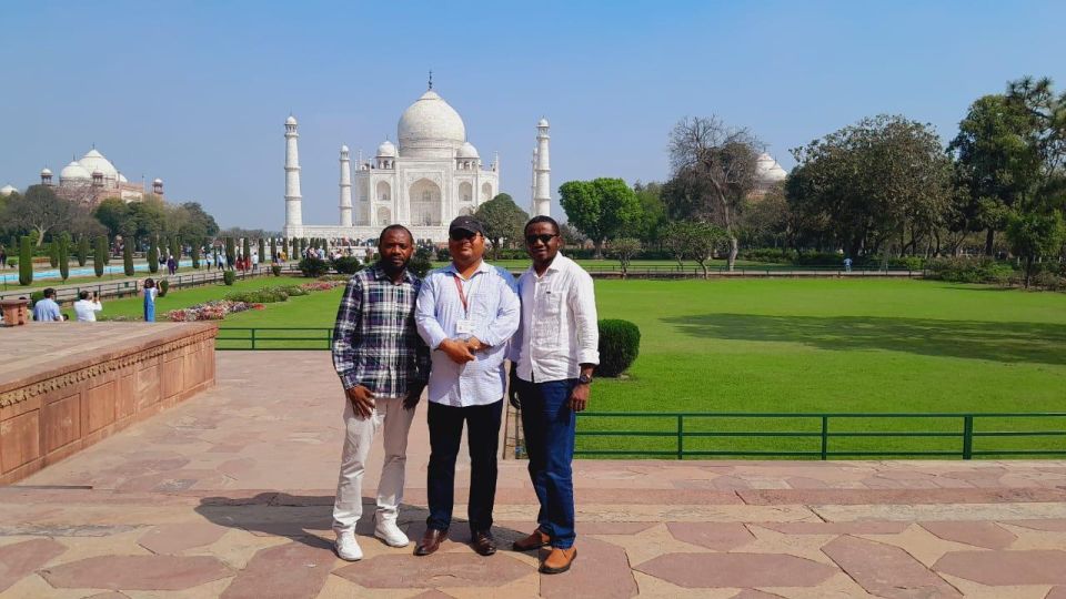 From Aerocity: Taj Mahal Sunrise & Agra Fort Guided Tour