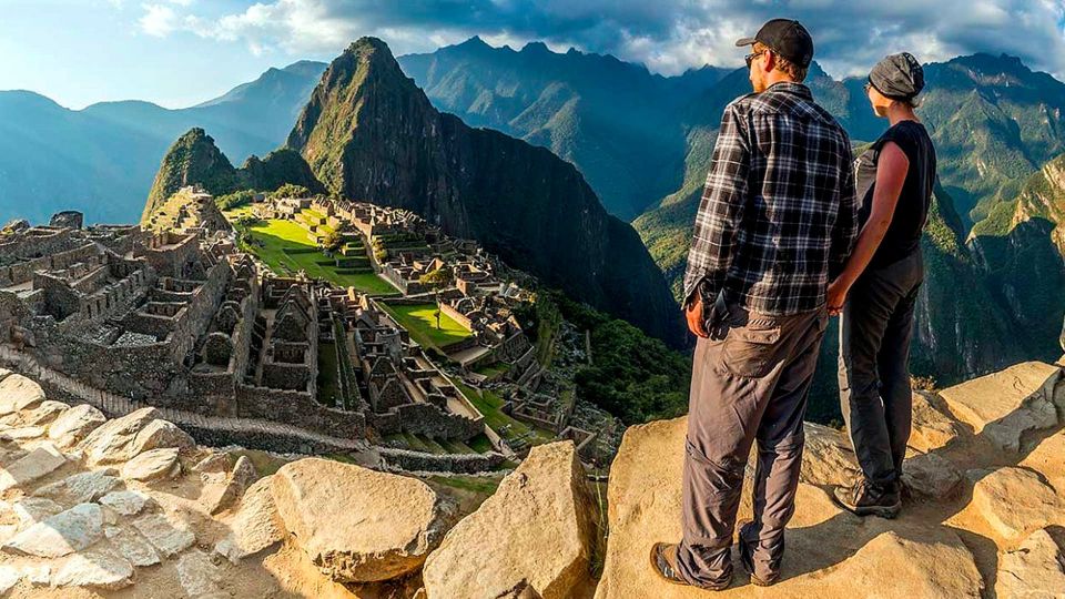 From Aguas Calientes: Machu Picchu Ticket, Guided Tour & Bus