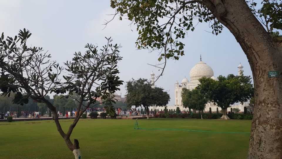 From Delhi: Agra (Taj Mahal) With a Chauffeur Driven Car