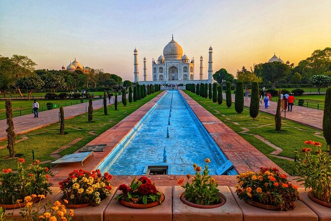 From Delhi: Taj Mahal Sunrise and Agra Fort Tour by Private Car