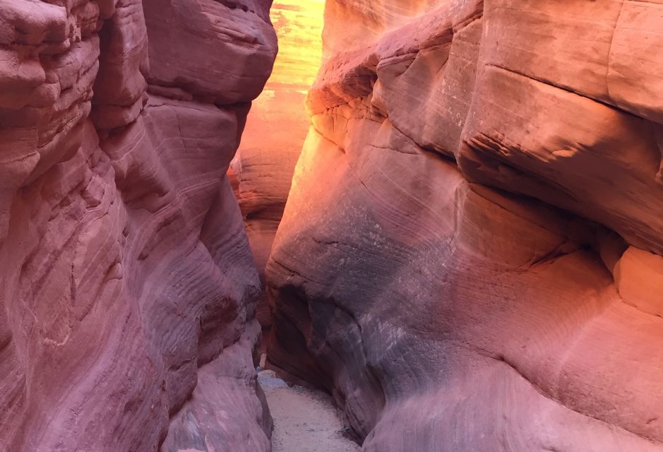 From Kanab: 3-Hour Peek-a-Boo Slot Canyon Hiking Tour