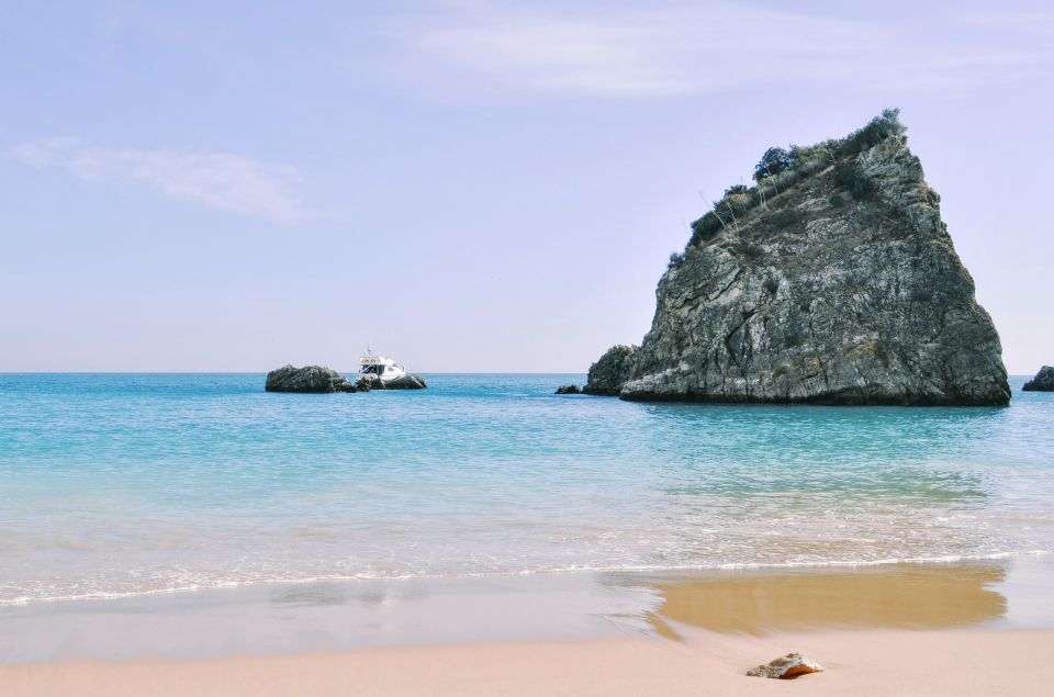 From Lisbon: Arrábida, Azeitão, Sesimbra, Palmela, Setúbal.