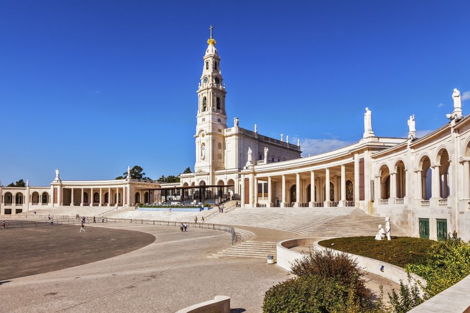 From Lisbon: Fátima, Batalha, Nazaré and Óbidos Day Tour