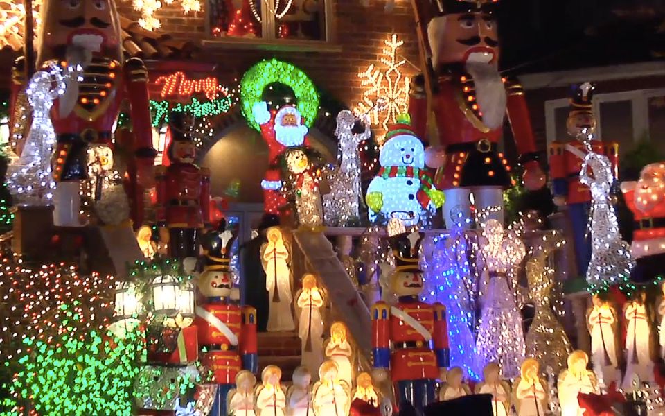 From Manhattan: Dyker Heights Holiday Bus Tour