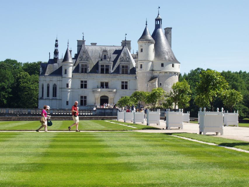 From Paris: Loire Valley Castles Full-Day Tour With Lunch