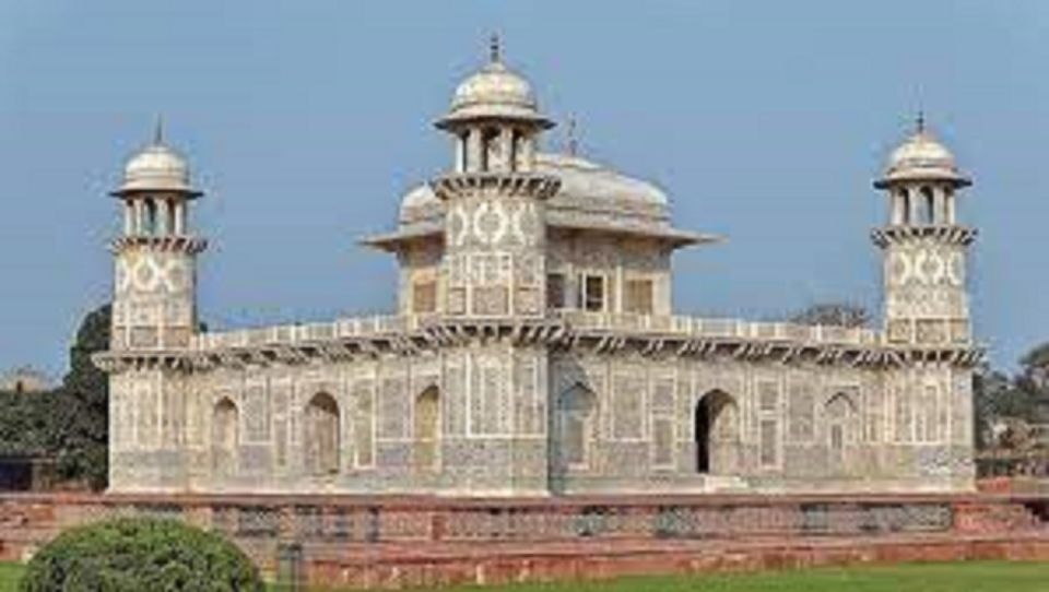 Full Day Tour of Agra City With Official Guide & Car.