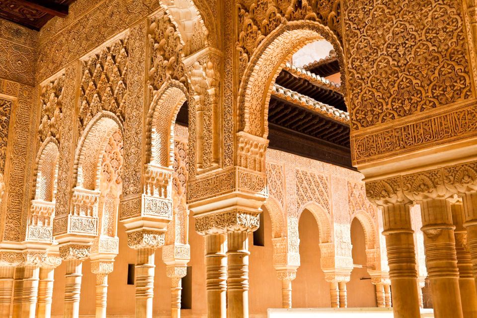 Granada: Alhambra and Nasrid Palaces Small Guided Tour