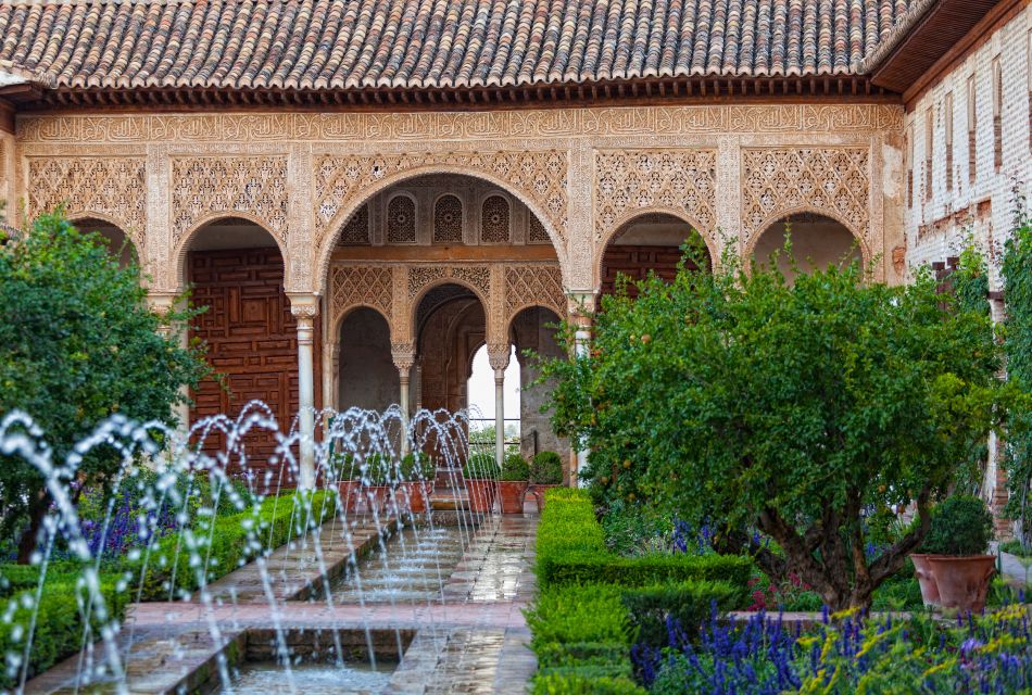 Granada: Alhambra, Nasrid Palaces and Generalife Guided Tour