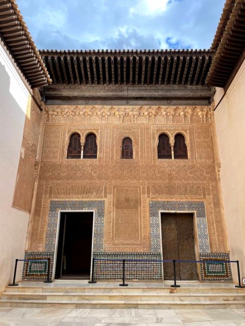 Granada: Alhambra & Nasrid Palaces Guided Tour With Tickets