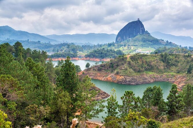 Guatapé Stone of Peñol Excursion + Gastronomic Tour and Cruise on the Dam