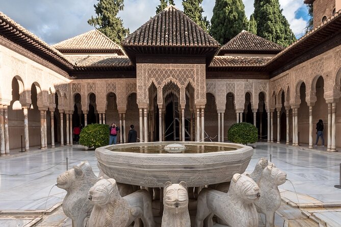 Guided Tour of Alhambra and Generalife With Nasrid Palaces