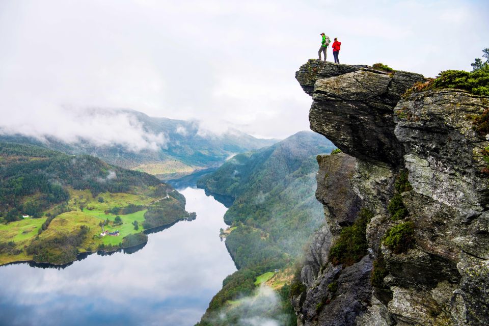 Haugesund: Guided Hike to Himakåna (Mini Trolltunga)