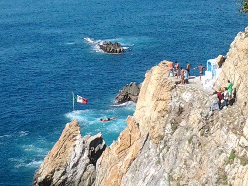 High Cliff Divers by Night With Dinner From Acapulco - Activity Overview