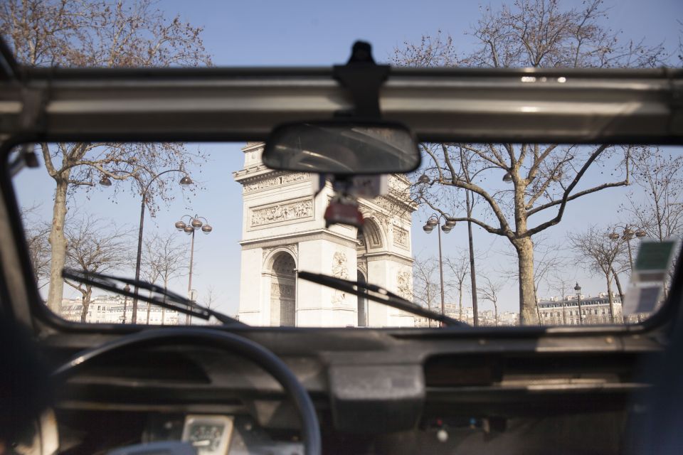 Highlights of Paris: Private 6-Hour Vintage 2CV Tour