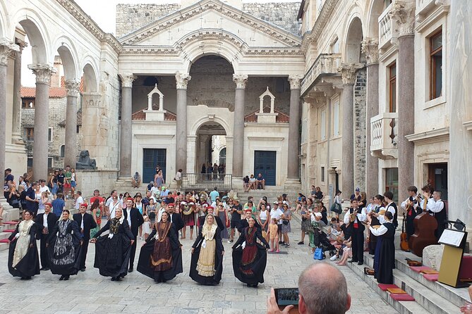 History Split Walking Tour in French – Small Group