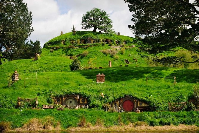 Hobbiton Movie Set and Waitomo Caves Full Day Tour From Auckland