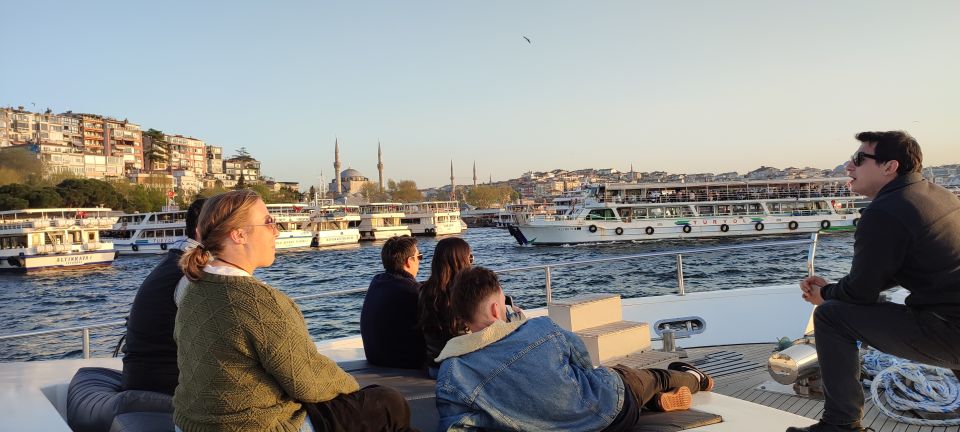 Istanbul: Bosphorus Sunset Cruise on Yacht With Live Guide