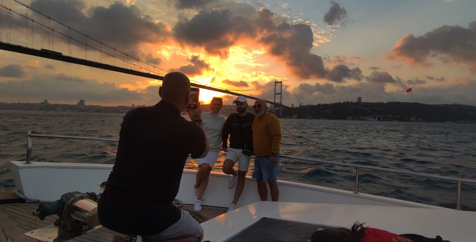 Istanbul: Bosphorus Sunset Cruise With Snacks and Drinks