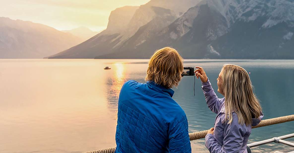 Lake Louise: Double Decker Shuttle to Moraine & Lake Louise