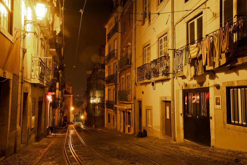 Lisbon: Fado Show With Dinner and City Tour