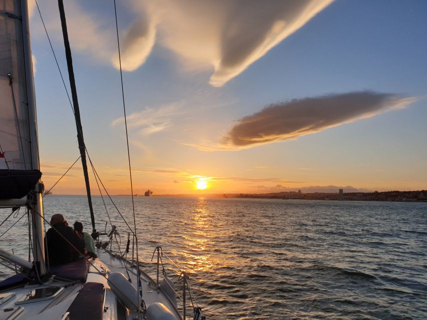 Lisbon: Lisbon Sightseeing by Boat With Locals