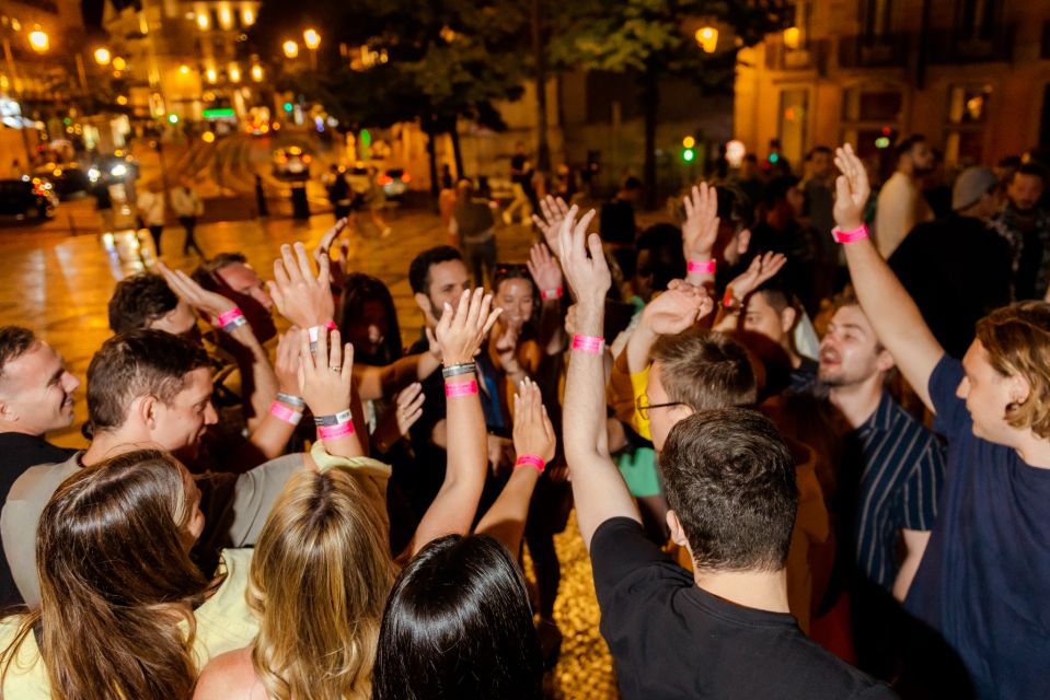 Lisbon Premium Pubcrawl: 1h Open Bar, Shots, VIP Club Entry