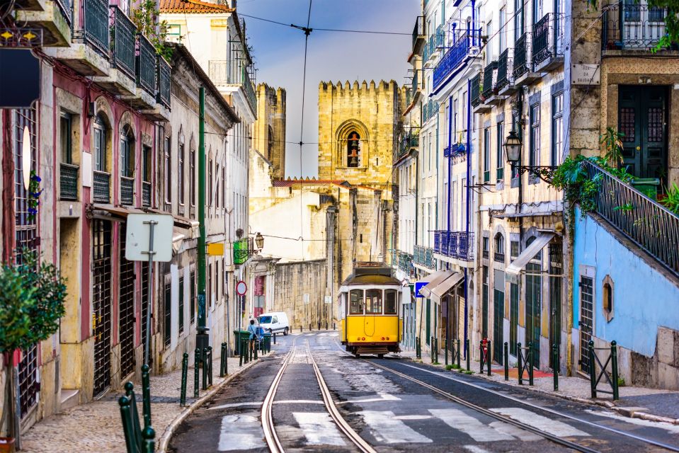 Lisbon: Saint Georges Castle Entry & City Self-Guided Tours