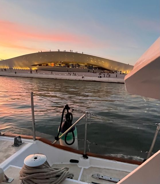 Lisbon: Sunset Boat Cruise Tour With Drinks