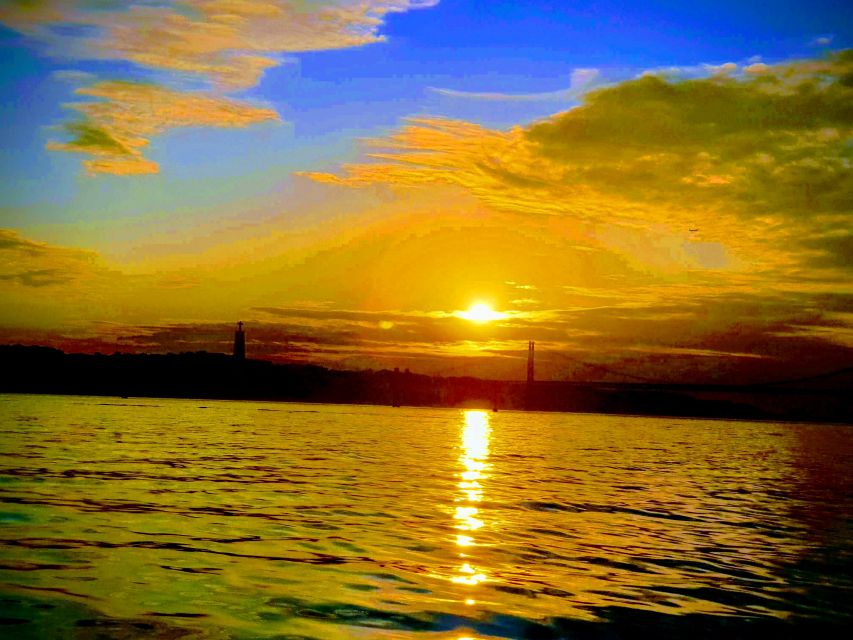 Lisbon: Sunset Boat Tour on Classic Boat