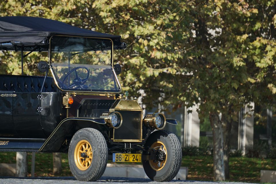 Lisbon: Vintage Vehicle Replica Private Tour