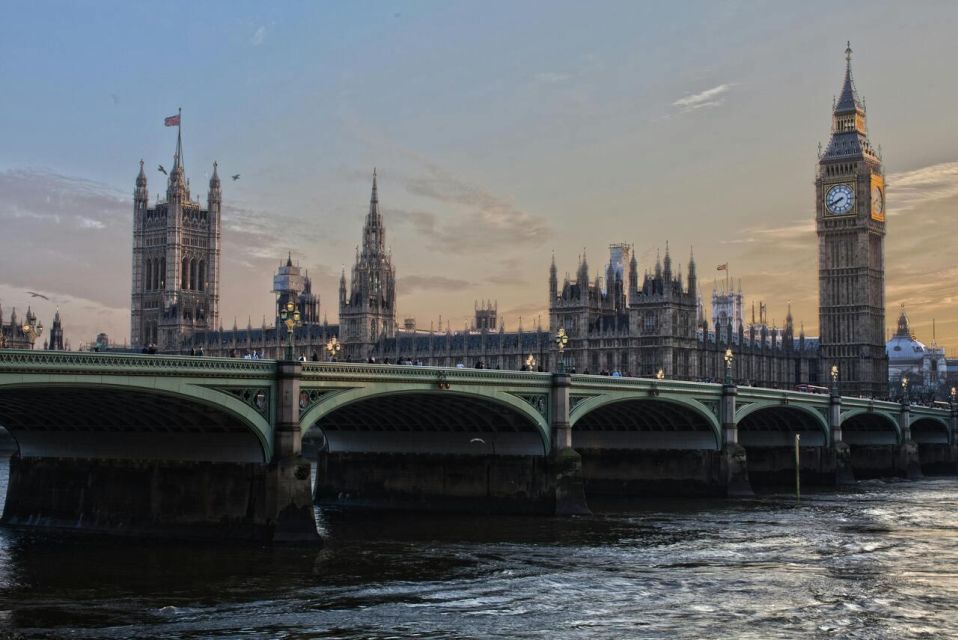 London: Guided City Walking Tour of Iconic Landmarks