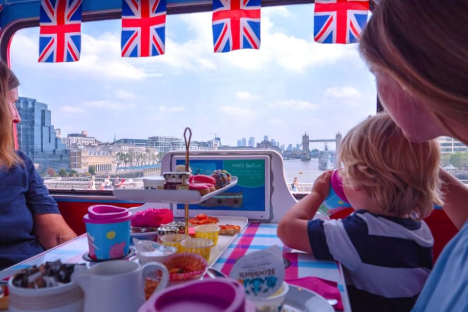 London: Peppa Pig Afternoon Tea Bus Tour With Audio Guide