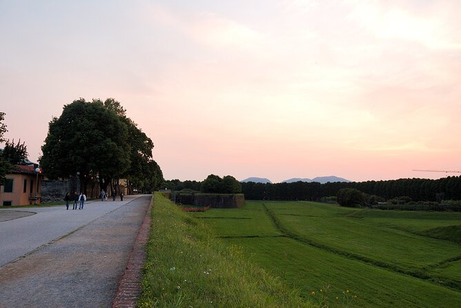 Lucca: Self-Guided Tour by Bike With MAP