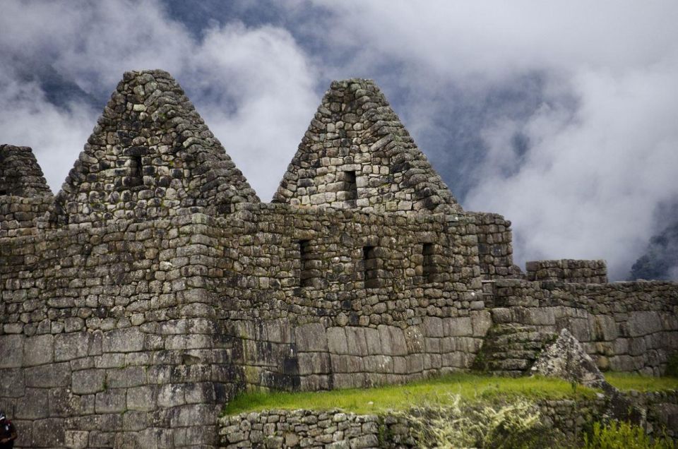 Macchu Picchu Private Tour Guide + Bus Ticket Combo